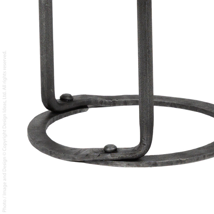 Triad™ pillar holder